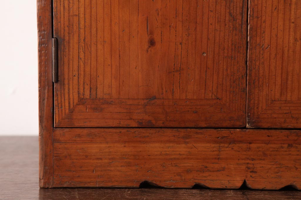 レトロ家具　昭和レトロ　卓上サイズが可愛らしい扉付き書類ケース(戸棚)