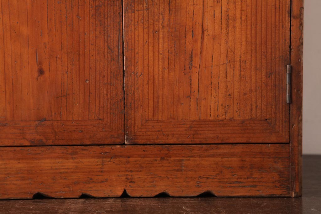 レトロ家具　昭和レトロ　卓上サイズが可愛らしい扉付き書類ケース(戸棚)