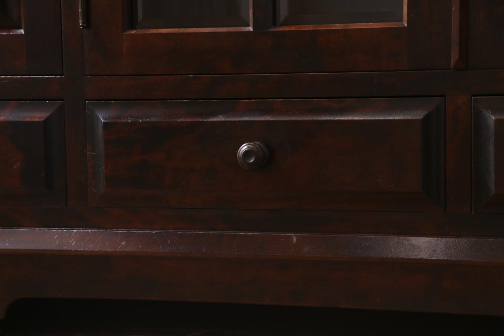 中古　北海道民芸家具　#138　落ち着いた色味のクラシカルなサイドボード(キャビネット、収納棚、戸棚)(2)