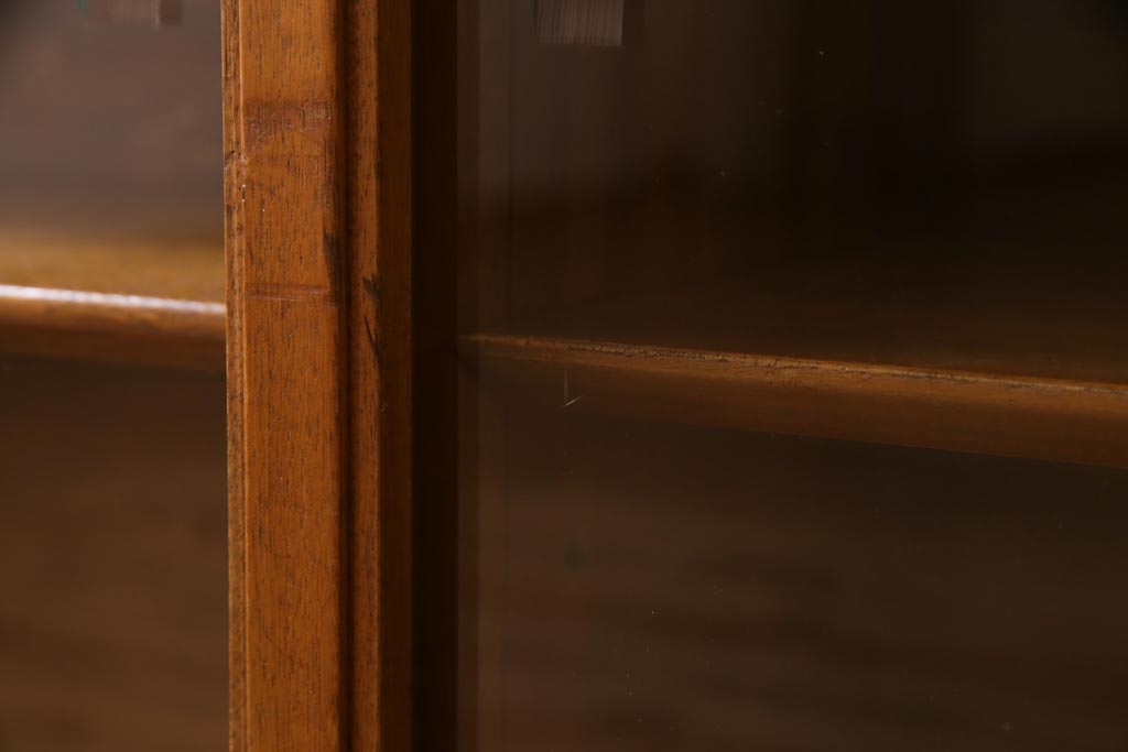 ヴィンテージ家具　北欧ビンテージ　チーク材　シンプルでレトロなガラス引き戸のキャビネット(本箱、ブックケース、サイドボード、飾り棚)