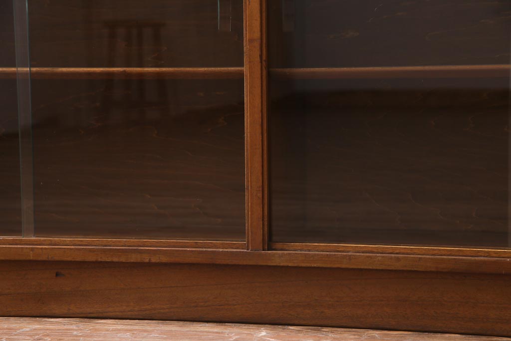 ヴィンテージ家具　北欧ビンテージ　チーク材　シンプルでレトロなガラス引き戸のキャビネット(本箱、ブックケース、サイドボード、飾り棚)