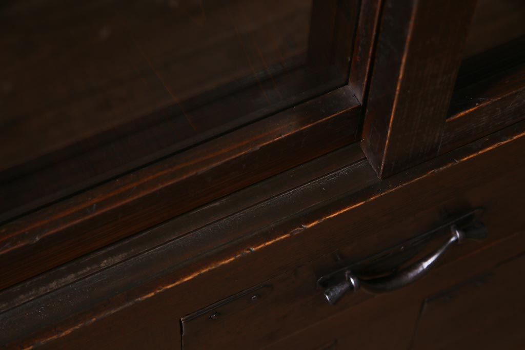 アンティーク家具　和製アンティーク　ヒノキ材　色味と引手の渋さが素敵な脚付きリメイクの戸棚(収納棚)