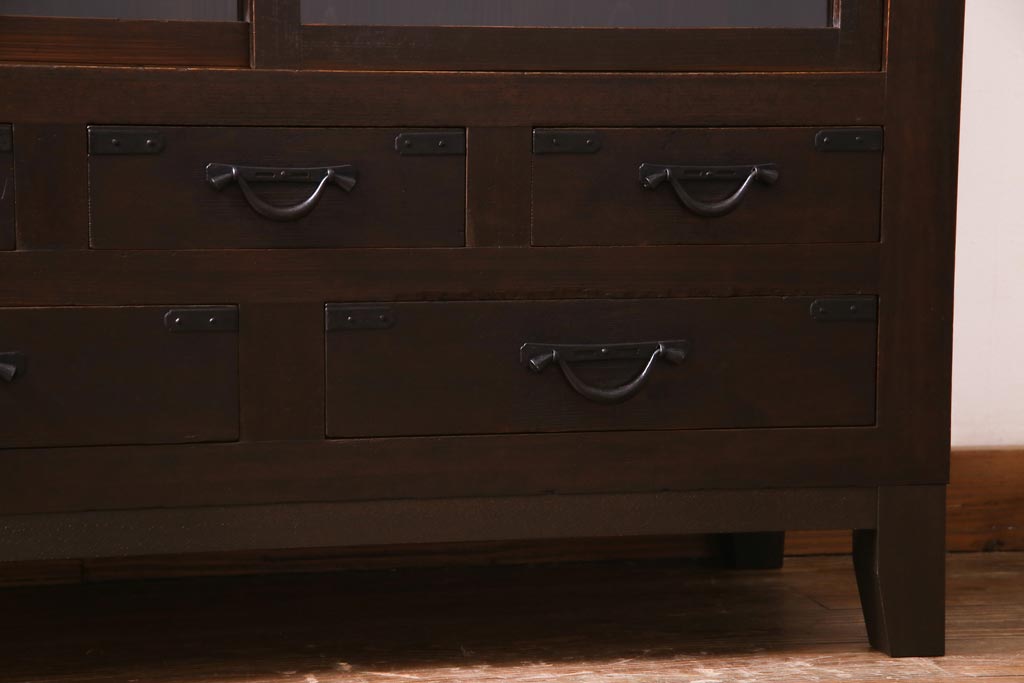 アンティーク家具　和製アンティーク　ヒノキ材　色味と引手の渋さが素敵な脚付きリメイクの戸棚(収納棚)