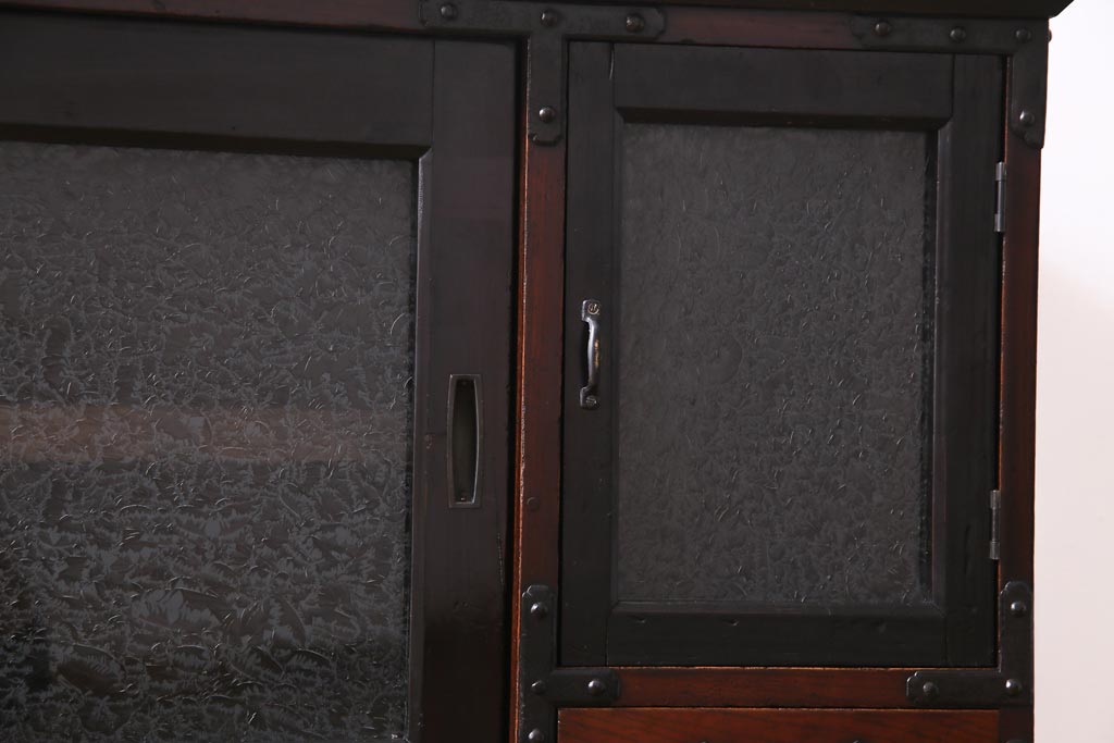 リメイク家具　前板ケヤキ材　結霜ガラス　渋い大人の雰囲気漂う時代箪笥サイドボード(収納棚、テレビボード)