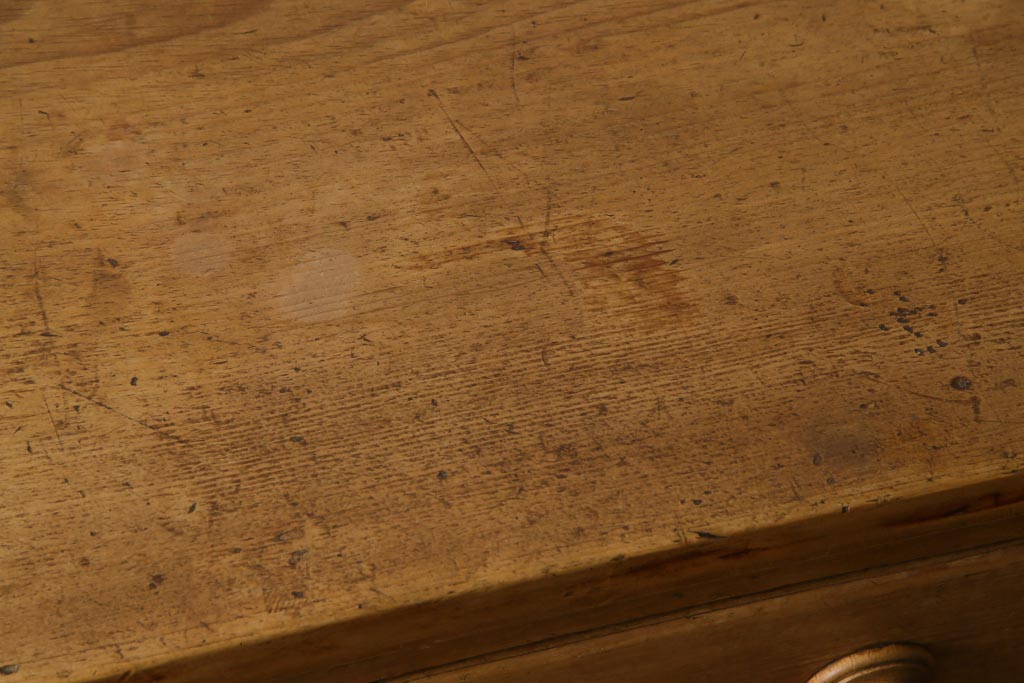 アンティーク家具　イギリスアンティーク　パイン材　年月を重ねた風合いがお洒落なサイドボード(収納棚)