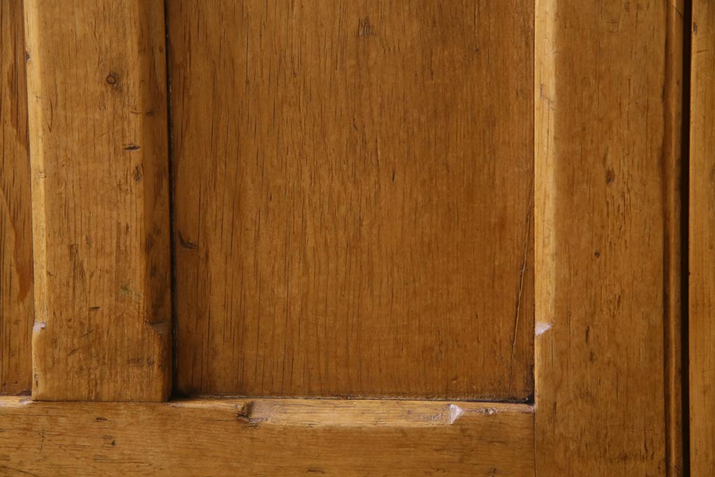 アンティーク家具　イギリスアンティーク　パイン材　年月を重ねた風合いがお洒落なサイドボード(収納棚)