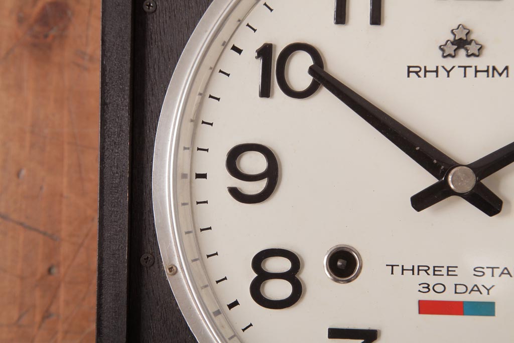 アンティーク雑貨　RHYTHM(リズム時計工業)　スリースター　ゼンマイ式　昭和レトロな雰囲気が魅力的な掛け時計(振り子時計、柱時計)