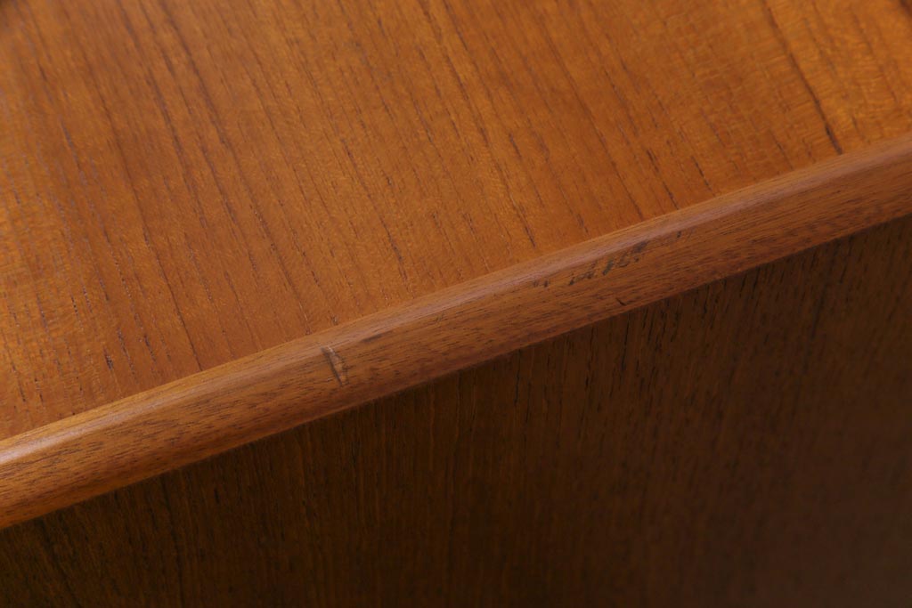 ヴィンテージ家具　イギリスビンテージ　nathan社(ネイサン)　チーク材　十字の扉が目を引くリビングボード(収納棚)