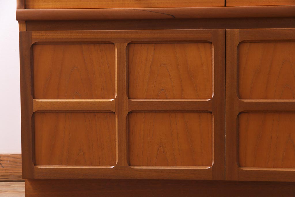 ヴィンテージ家具　イギリスビンテージ　nathan社(ネイサン)　チーク材　十字の扉が目を引くリビングボード(収納棚)