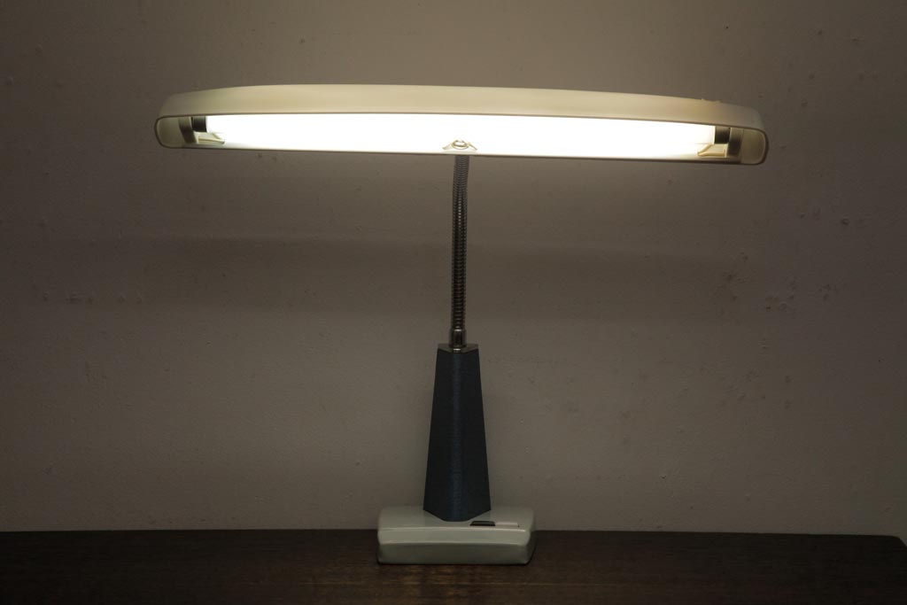 中古　シンプルモダンな東芝蛍光灯明規スタンドFO-5518(デスクライト)