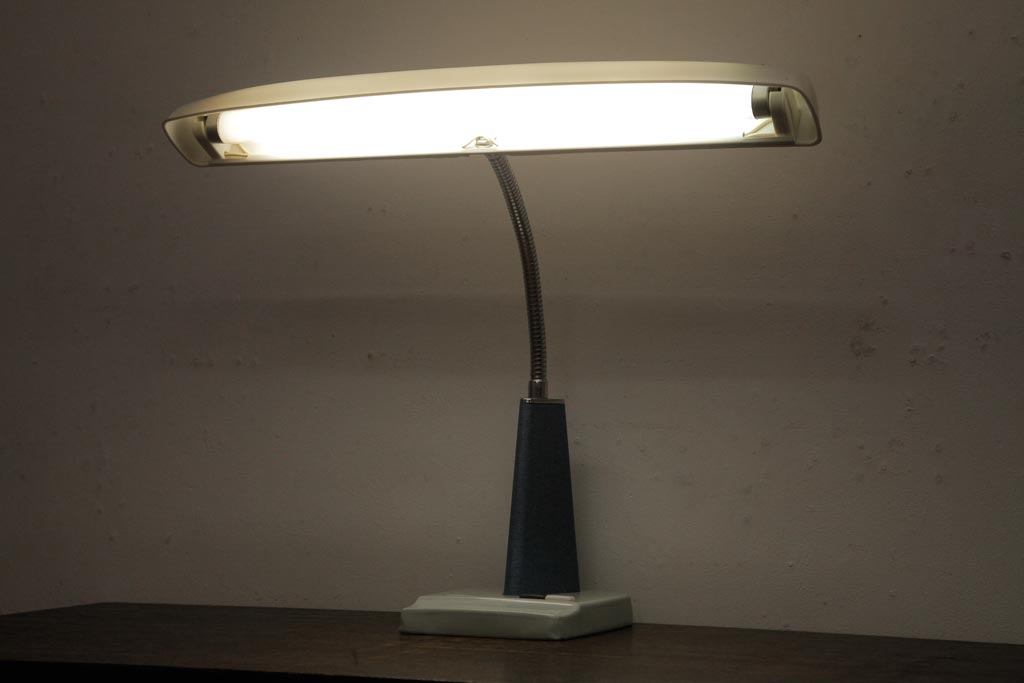 中古　シンプルモダンな東芝蛍光灯明規スタンドFO-5518(デスクライト)