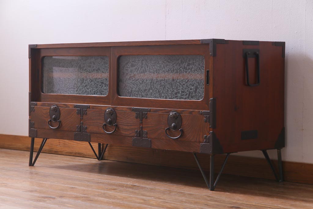 アンティーク家具　和製アンティーク　鉄脚　前面ケヤキ材　二本松箪笥をリメイクしたテレビ台(ローボード)