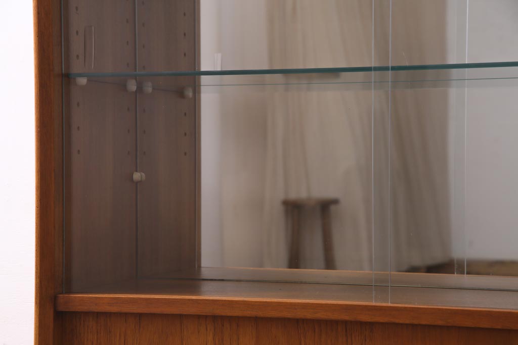 ヴィンテージ家具　イギリスビンテージ　HERBERT E. GIBBS(ハーバート・E・ギブス)　チーク材　背面ミラー付き　洗練された佇まいが魅力的なキャビネット(飾り棚、サイドボード)