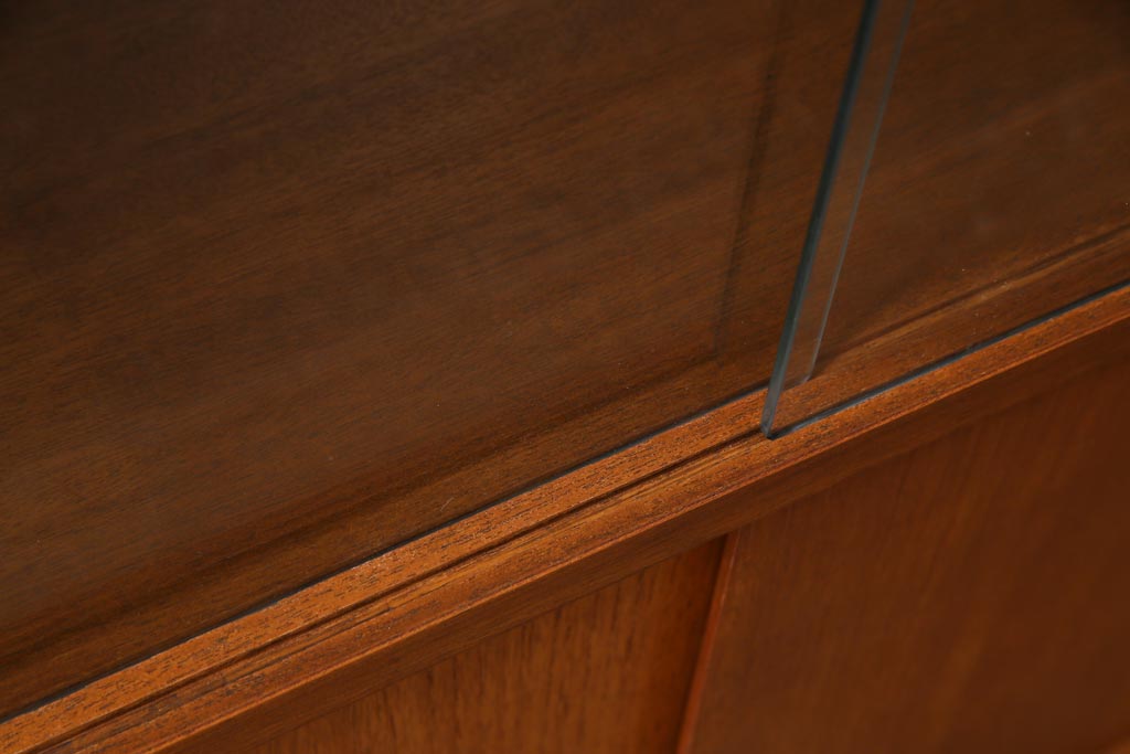 ヴィンテージ家具　イギリスビンテージ　HERBERT E. GIBBS(ハーバート・E・ギブス)　チーク材　背面ミラー付き　洗練された佇まいが魅力的なキャビネット(飾り棚、サイドボード)