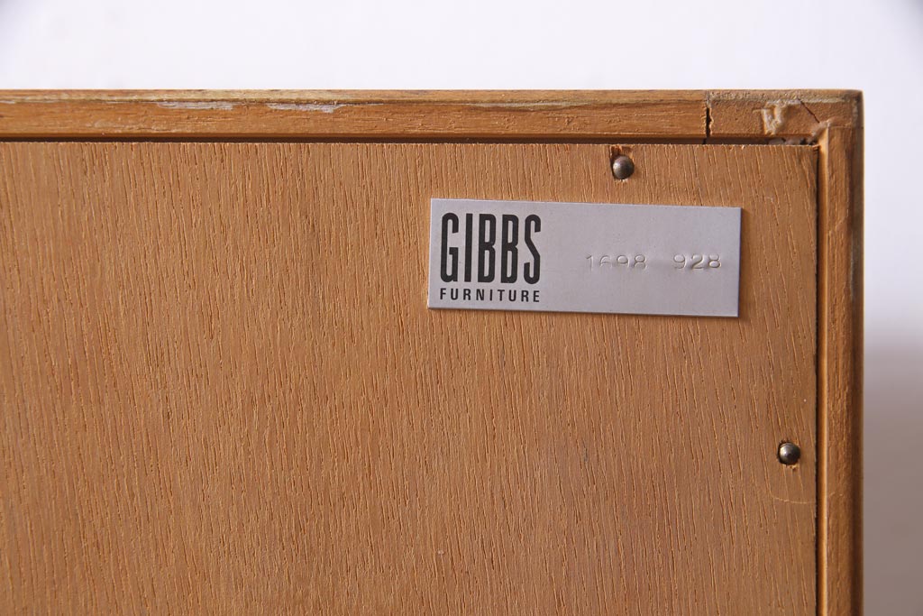 ヴィンテージ家具　イギリスビンテージ　HERBERT E. GIBBS(ハーバート・E・ギブス)　チーク材　背面ミラー付き　洗練された佇まいが魅力的なキャビネット(飾り棚、サイドボード)