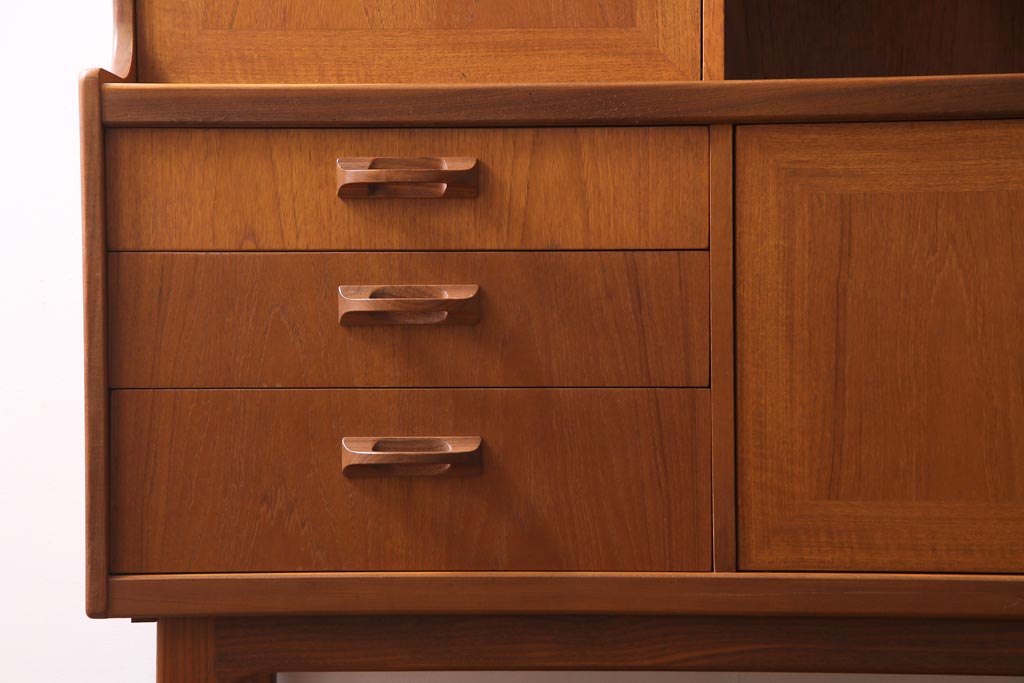 イギリスビンテージ　チーク材　北欧家具ならではの温かみが魅力的なサイドボード(収納棚、カップボード、リビングボード)