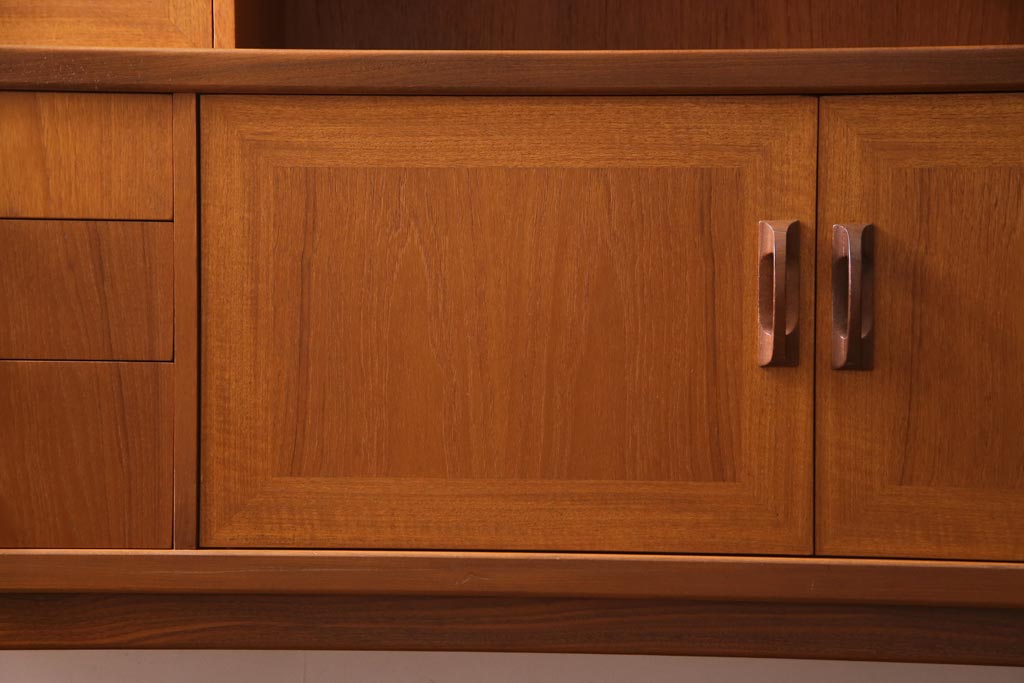 イギリスビンテージ　チーク材　北欧家具ならではの温かみが魅力的なサイドボード(収納棚、カップボード、リビングボード)