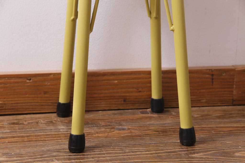 ラフジュ工房オリジナル　スモーキーイエロー　アイアンレッグのペイントが可愛らしい丸スツール(チェア、椅子)