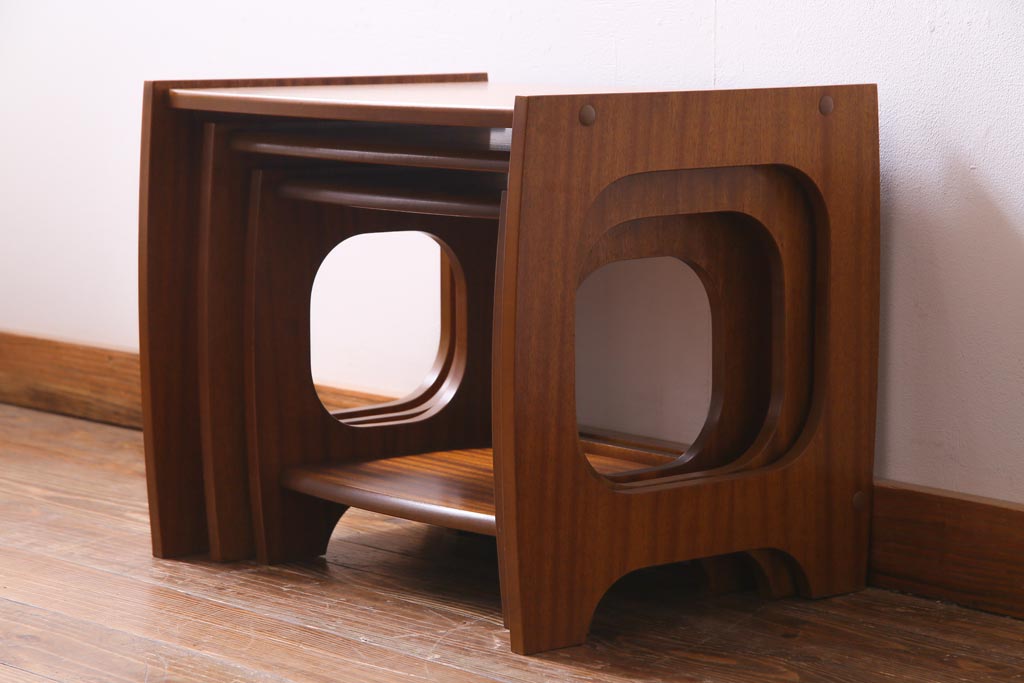 ヴィンテージ家具　北欧ビンテージ　チーク材　コンパクトな佇まいのネストテーブル(サイドテーブル)