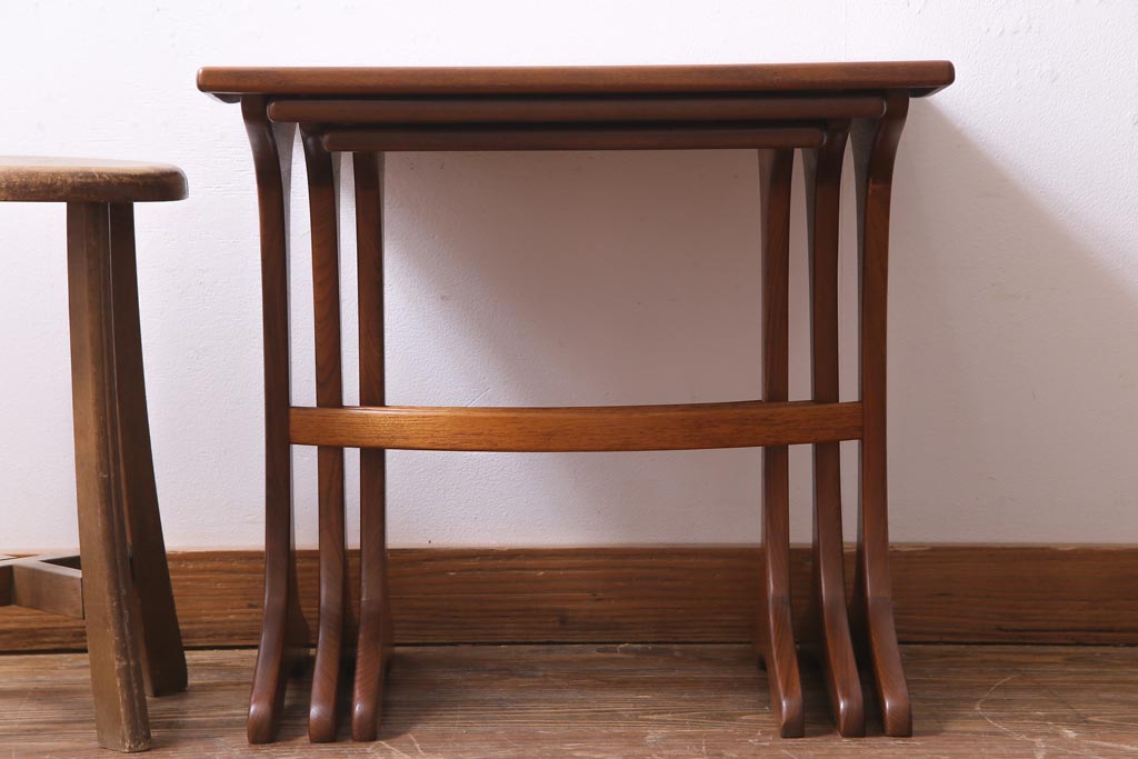 ヴィンテージ家具　イギリスビンテージ　北欧風　チーク材　カーブがおしゃれなネストテーブル(サイドテーブル、カフェテーブル)