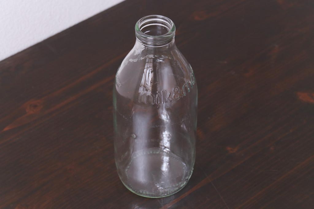 アンティーク雑貨　イギリス　dairy crest　ぽってりとしたシルエットが愛らしいガラス瓶(牛乳瓶)