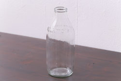 アンティーク雑貨　イギリス　dairy crest　ぽってりとしたシルエットが愛らしいガラス瓶(牛乳瓶)