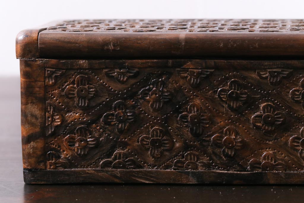 アンティーク雑貨 イギリスアンティーク 小花の彫刻が施された蓋付き木箱(小物入れ) | ラフジュ工房