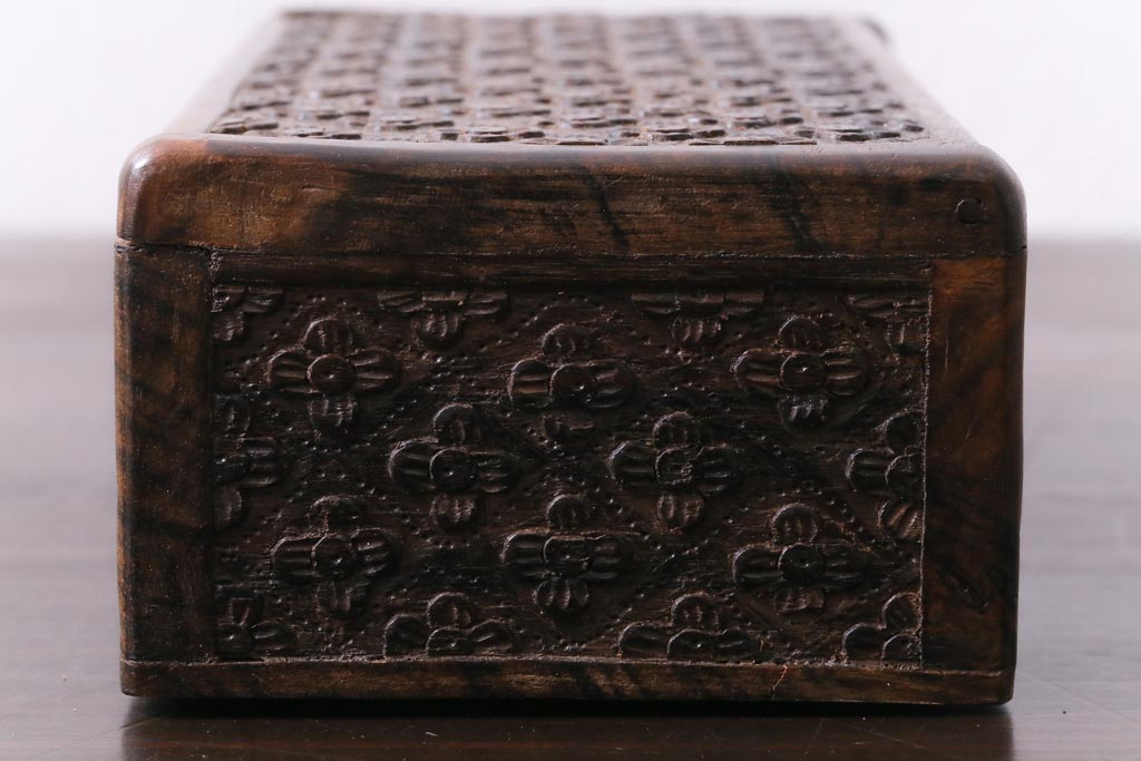 アンティーク雑貨　イギリスアンティーク　小花の彫刻が施された蓋付き木箱(小物入れ)