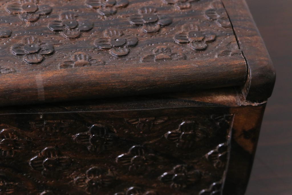 アンティーク雑貨　イギリスアンティーク　小花の彫刻が施された蓋付き木箱(小物入れ)