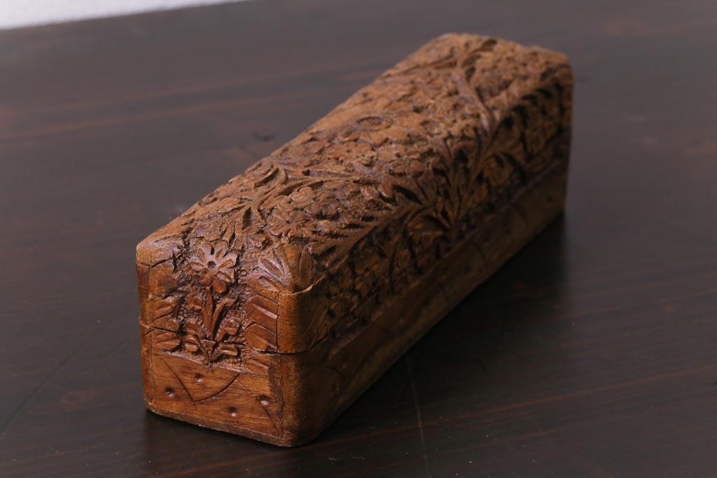 アンティーク雑貨　イギリス　彫刻　アンティークの小さな木箱(小物入れ)