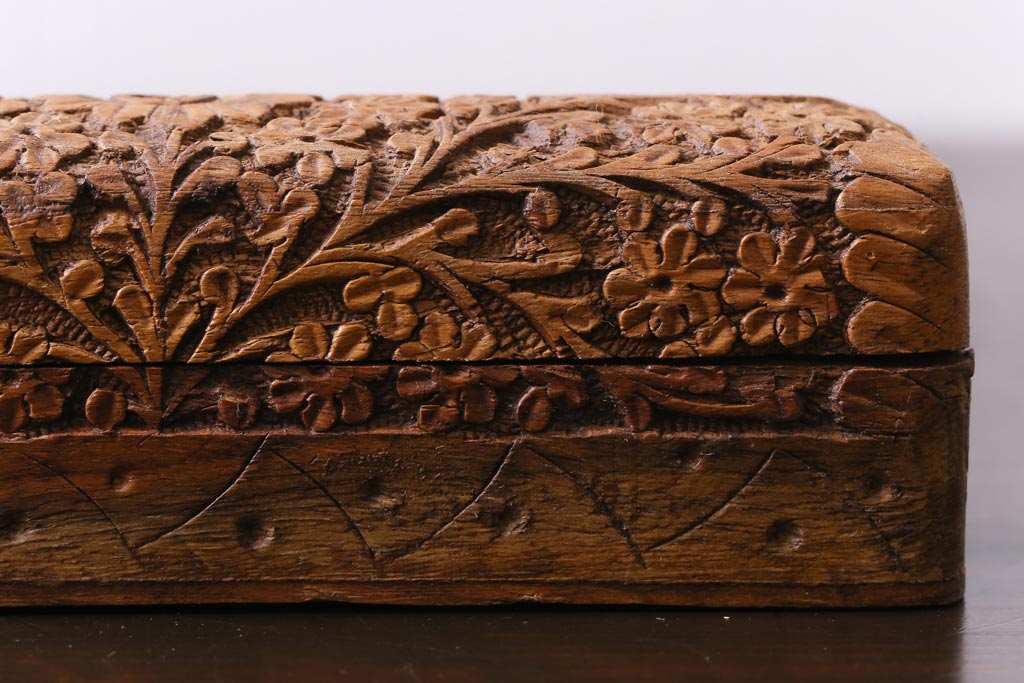 アンティーク雑貨　イギリス　彫刻　アンティークの小さな木箱(小物入れ)