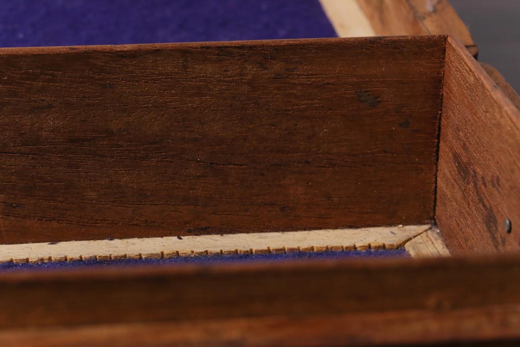 アンティーク雑貨　イギリスアンティーク　インレイ　彫刻　古い木の風合いが趣ある木箱(小物入れ)(1)