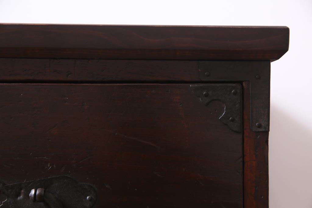 アンティーク家具　和製アンティーク　前面ヒノキ材　脚付リメイク　縁起の良い金具の箪笥リビングボード(ローボード、アンティークチェスト、引き出し)