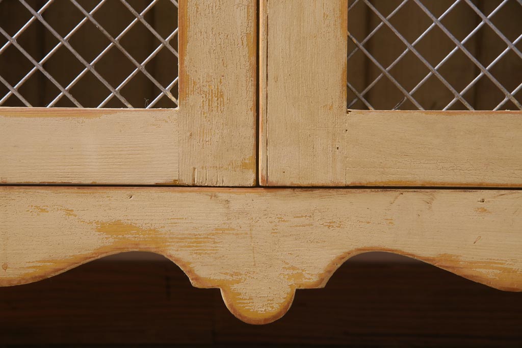 アンティーク家具　フランスアンティーク　パイン材　網目扉　オリジナルペイントが魅力的なキャビネット(食料棚、サイドボード、収納棚)