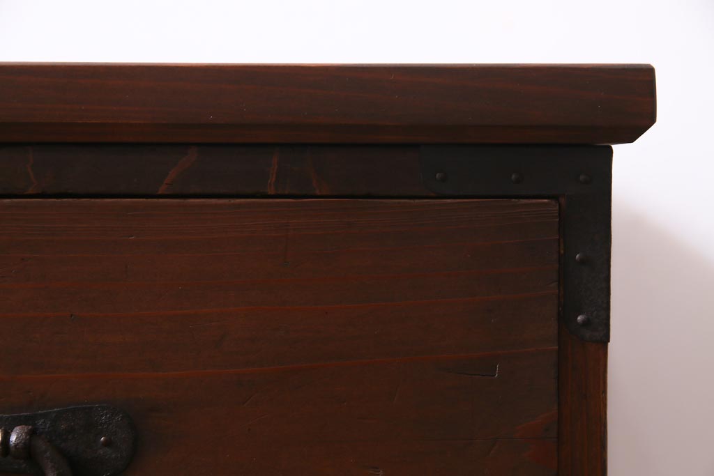 アンティーク家具　和製アンティーク　ヒノキ材　鉄脚付リメイク　すっきりした佇まいの箪笥リビングボード(ローボード、アンティークチェスト、引き出し)