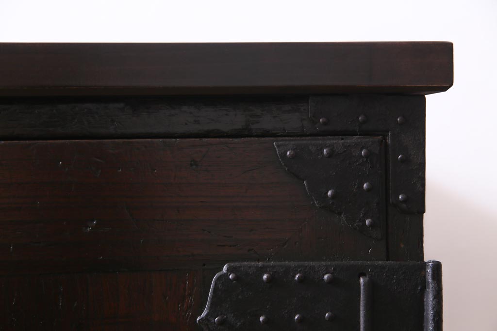 アンティーク家具　古民具リメイク　桐材製　重厚な雰囲気漂う観音開きの箪笥サイドボード(収納棚、戸棚、桐箪笥、桐たんす)