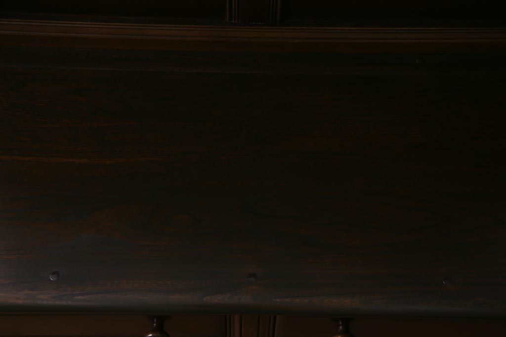 ヴィンテージ家具　イギリスビンテージ　ERCOL(アーコール)　Old Colonial(オールドコロニアル)　ニレ材　気品と風格が漂うカップボード(食器棚、飾り棚)
