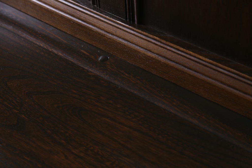 ヴィンテージ家具　イギリスビンテージ　ERCOL(アーコール)　Old Colonial(オールドコロニアル)　ニレ材　気品と風格が漂うカップボード(食器棚、飾り棚)