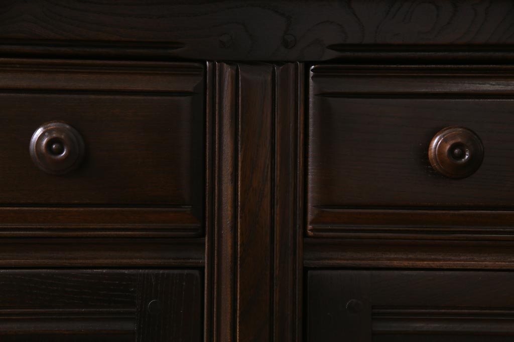 ヴィンテージ家具　イギリスビンテージ　ERCOL(アーコール)　Old Colonial(オールドコロニアル)　ニレ材　気品と風格が漂うカップボード(食器棚、飾り棚)