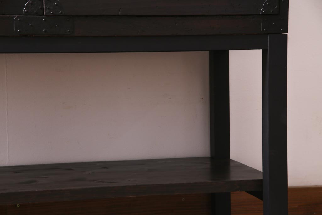 アンティーク家具　古民具リメイク　桐材製　かくし付き　重厚な雰囲気漂う観音開きの箪笥サイドボード(収納棚、戸棚)