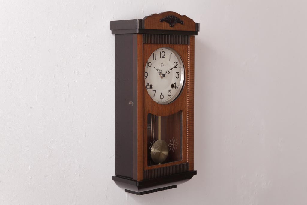 レトロ雑貨　つつみ時計店　内部交換済・電池式　明るい木色の柱時計(振り子時計、壁掛け時計)