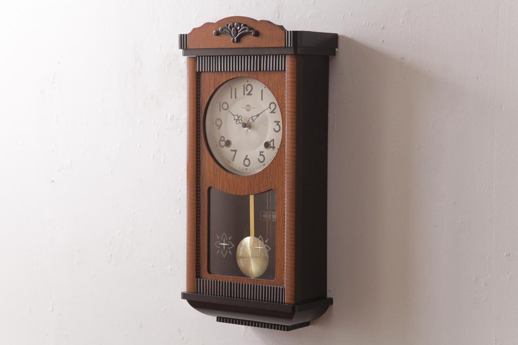 レトロ雑貨　つつみ時計店　内部交換済・電池式　明るい木色の柱時計(振り子時計、壁掛け時計)
