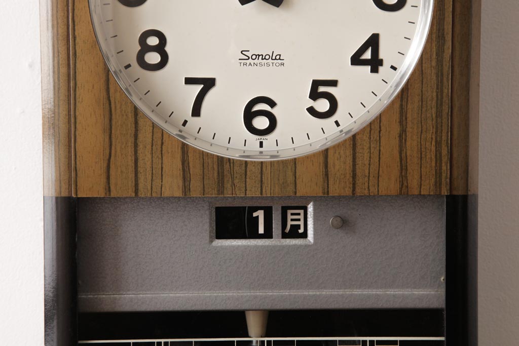 レトロ雑貨　昭和期　SEIKO(セイコー)　電池式　カレンダー付き　レトロモダンな掛け時計(柱時計、振り子時計)