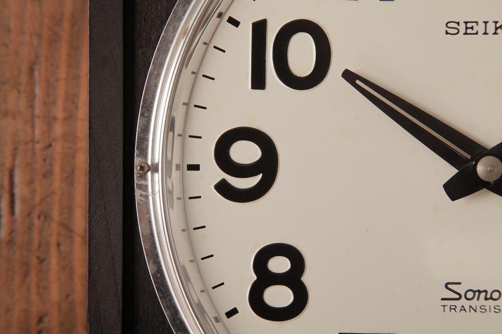レトロ雑貨　昭和期　SEIKO(セイコー)　電池式　カレンダー付き　レトロモダンな掛け時計(柱時計、振り子時計)
