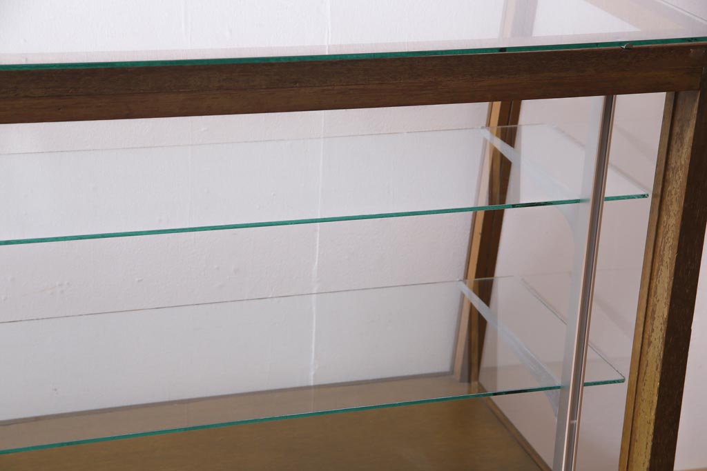 アンティーク家具　昭和中期　脚付リメイク　ナチュラルテイストにぴったりな台形型のガラスケース(ショーケース、陳列棚、飾り棚)