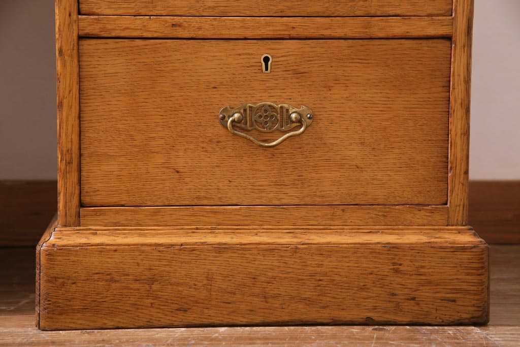 アンティーク家具　イギリスアンティーク　オーク材　重厚な雰囲気が漂うレザートップの両袖机(デスク)
