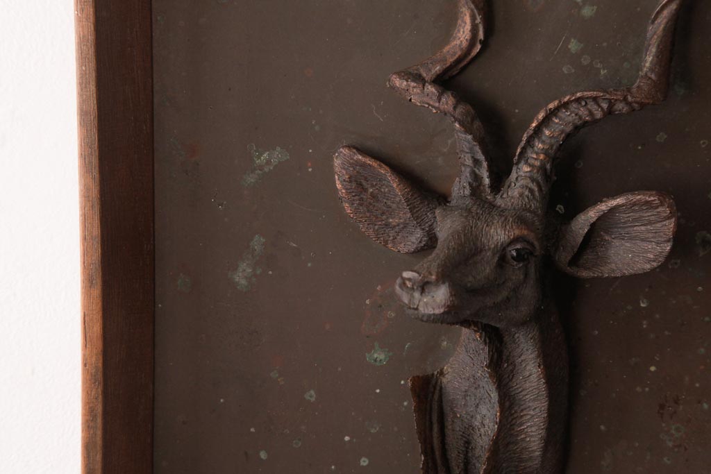 アンティーク雑貨　イギリスビンテージ　フレーム付き　鹿のブロンズレリーフ(壁掛け装飾、ディスプレイ)