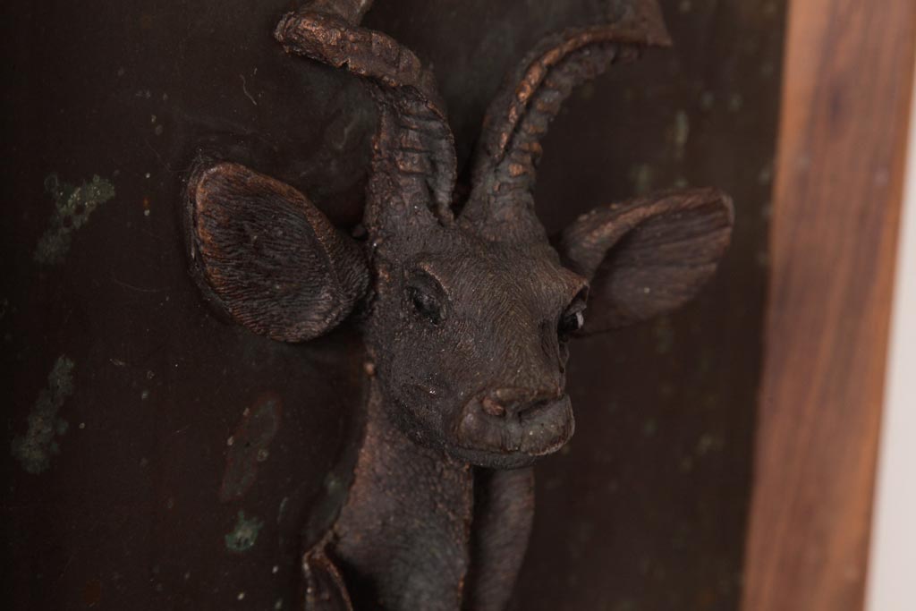 アンティーク雑貨　イギリスビンテージ　フレーム付き　鹿のブロンズレリーフ(壁掛け装飾、ディスプレイ)