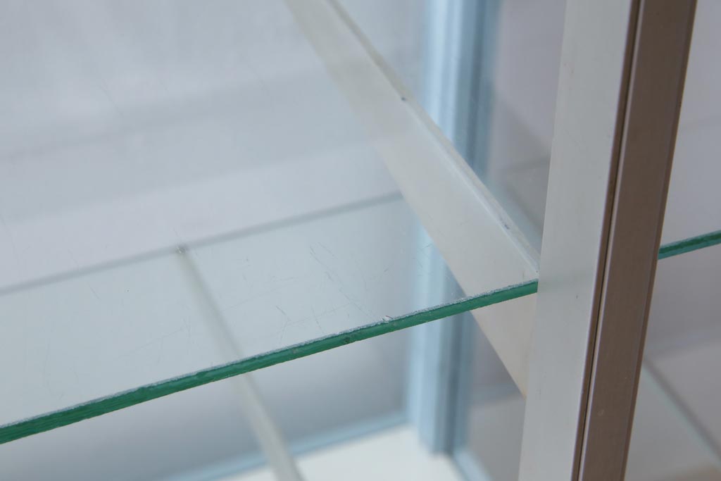 ペイント家具　5面ガラス　淡いカラーが爽やかなガラスケース(陳列棚、飾り棚)