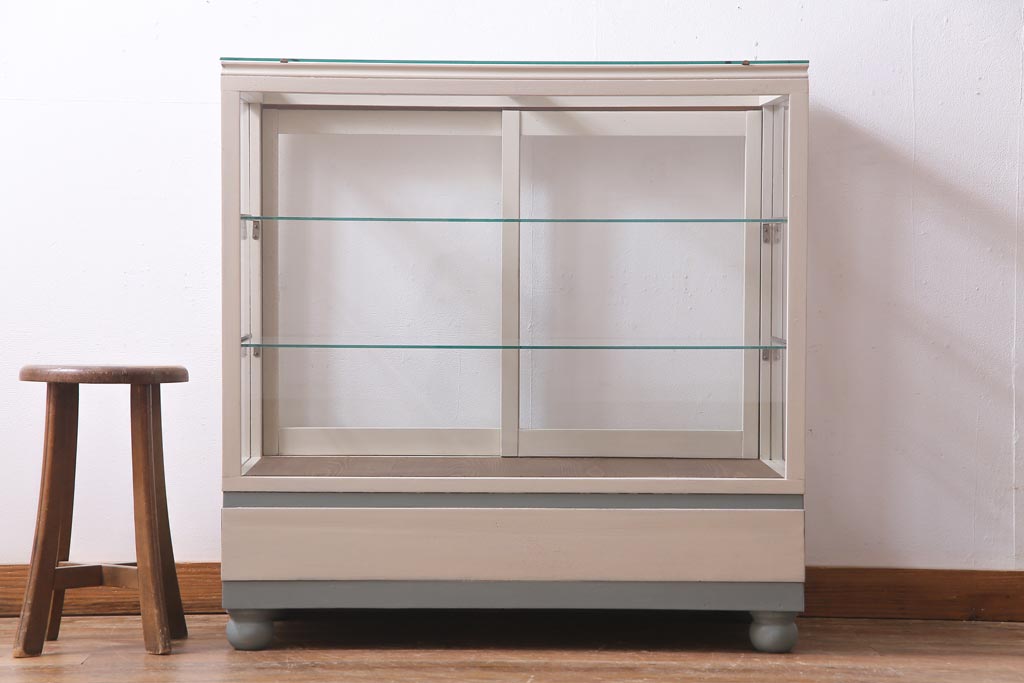 ペイント家具　5面ガラス　淡いカラーが優しげな雰囲気醸し出すガラスケース(陳列棚、ショーケース、飾り棚)